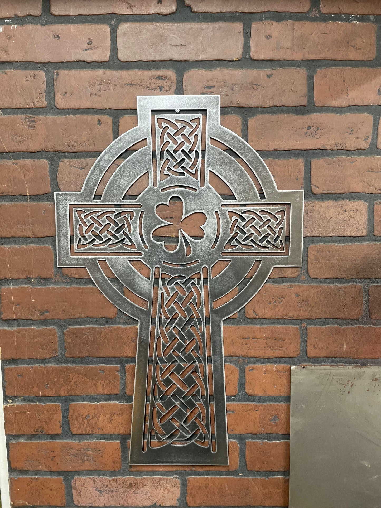 22" Shamrock Cross